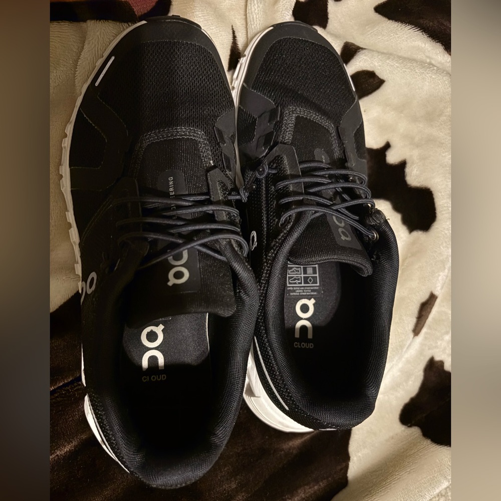 On Running Cloud women’s black/white shoes